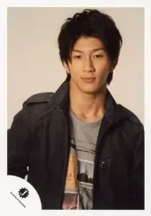 【中古】生写真(ジャニーズ) 関西ジャニーズjr./濱田崇裕/上半身・衣装黒・グレー・口閉じ・目線下・右肩上げ・背景ベージュ/公式生写真