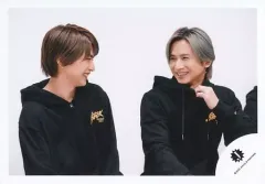 【中古】生写真(ジャニーズ) ジャニーズ/堂本光一・佐藤勝利/横型・バストアップ/Story，Creation，Director and Starring 堂本光一 Eternal Producer ジャニー喜多川「Endless SHOCK」グッズオフショッ