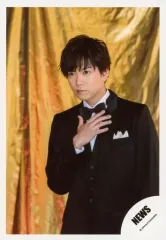 【中古】生写真(ジャニーズ) NEWS/加藤シゲアキ/上半身・衣装黒・白・右手胸元・左向き・背景金/「NEWS 15th Anniversary LIVE 2018 “Strawberry“」グッズオフショット/公式生写真