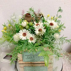 sale★20cm デイジーとグリーンのフラワーアレンジメント　鉢植え　寄せ植え　バスケット　クリスマスプレゼント　クリスマスリース　グリーンポット　アーティフィシャルフラワー　ボタニカル　玄関リース　造花リース　アレンジメント　フラワーポットのサムネイル