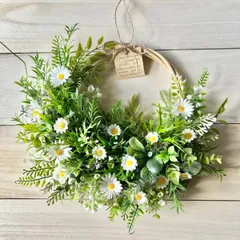 7-46春リース　春待ちリース　カモミール　デイジー　グリーンリース　ハーフムーン　三日月リース　クレッシェンド　花かご風　花籠リース　ボタニカルリース　ナチュラルリース　玄関リース　ドアリース　ウェルカムリース　ディスプレイ　店舗　什器　撮影　背景
