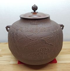 茶道具　間取霰釜　松竹梅地紋　南鐐摘　横倉嘉山　共箱　鋳物　山形　茶釜　工芸品 茶道具 間取霰釜 松竹梅地紋 南鐐摘 横倉嘉山 共箱 鋳物 山形 茶釜