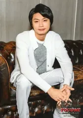 【中古】生写真(ジャニーズ) Kis-My-Ft2/横尾渉/全身・座り・衣装白.グレー・両手組み・カメラ目線/「Kis-My-Ft2 LIVE TOUR 2018 YOU＆ME Extra Yummy!!」オリジナルフォト