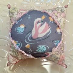 ハンドメイド　パッチde針山　リバティ　スワン　針山　ピンクッション　パッチワーク　スワン　花柄　ビーズ
