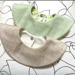 ハンドメイドスタイ2枚セット　ベージュデニム＆ベージュストライプ　ペールグリーン＆グリーンくるま