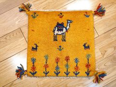 ペルシャ　ギャッベ　ミニマット　ラグ　横39x37.5㎝　ラクダ　花　黄金色　T7846