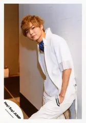 【中古】生写真(ジャニーズ) Hey! Say! JUMP/薮宏太/膝上・衣装白・コサージュ青・体左向き・左手ポケット・左足曲げ壁・やや前屈み/「真剣SUNSHINE」PV＆ジャケ/公式生写真