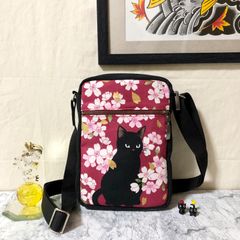 両面表の猫柄ミニショルダーバッグ 縦型 黒猫と桜吹雪 ワインレッド&ブラック リバーシブル 内ポケット付き ハンドメイド レディース ユニセックス ボディバッグ ポシェット