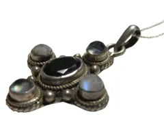 アジアン雑貨　天然石シルバーネックレス 　ガーネット・ネックレス2