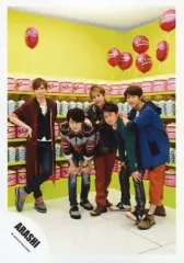 【中古】生写真(ジャニーズ) 嵐/集合(5人)/全身・松本右手腰・櫻井.大野両手膝上・相葉衣装青・背景ポップコーン/公式生写真