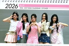 ILLIT アイリット グッズ 卓上 カレンダー  (写真集 カレンダー) 2026~2027年 (2年分) ステッカーシール [12点セット]