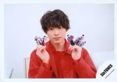 【中古】生写真(ジャニーズ) SixTONES/松村北斗/横型・バストアップ・衣装赤・両手物持ち・カメラ目線/Johnnys’ ISLAND STORE グッズオフショット’20夏/公式生写真