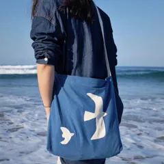 【2色展開】藍染め × 刺繍　飛ぶ鳥トートバッグ　手仕事の温もり　大容量リネンコットンショルダー 手作りバッグ / ハンドメイドトート オリジナルデザイン / 小鳥 / 青空 / 大容量 / 北欧風 / 文藝スタイル / シンプルおしゃれ  SGYP170