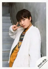 【中古】生写真(ジャニーズ) なにわ男子/大西流星/膝上・衣装白・黄・左向き・右手ピース・後ろ階段/「関西ジャニーズJr. LIVE 2019 Happy 2year!! ～今年も関ジュとChu Year!!～」オフショット/公式生写真