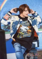 【中古】生写真(ジャニーズ) ジャニーズWEST/中間淳太/膝上・座り・衣装青.白.黒・両手ヘッドフォン・足組み・目線右/「ジャニーズWEST LIVE TOUR 2017 なうぇすと」オリジナルフォトセット