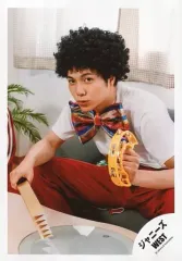 【中古】生写真(ジャニーズ) ジャニーズWEST/重岡大毅/膝上・座り・衣装白・赤・左手タンバリン・左向き/アルバム「WESTV!」MV＆ジャケ写オフショット/公式生写真