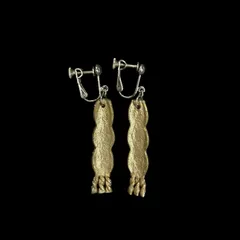 ゴールド×ラメ スクリュー風デザイン イヤリング ヴィンテージ風