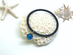 幻想的ブルーの蓄光ホタルガラス球 付き 細め日本製リングゴム 黒or茶