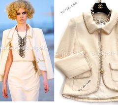 シャネル ジャケット CHANEL アイボリー クリーム ゴールド ライン トリム 極上柔らか 年中使える 貴重な グリポア宝石CC ボタン 超美品 42