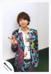 【中古】生写真(ジャニーズ) 関ジャニ∞/大倉忠義/膝上・衣装水色ピンク黒黄・シャツ白・右手ピース・背景白黒/『なぐりがきbeat』PV＆ジャケ写撮影/公式生写真