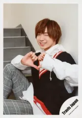 【中古】生写真(ジャニーズ) Travis Japan/七五三掛龍也/膝上・衣装黒.白・両手でハート・ウインク・階段/「Travis Japan LIVE TOUR 2020 ENTER 1234567」グッズオフショット/公式生写真