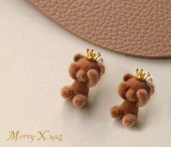 クラウンくまちゃんピアス　うさぎさんピアス　ピンバッジにも♡