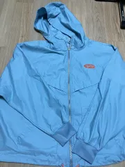 Nike(ナイキ） フード付き ジップアップパーカー ウインドブレーカー