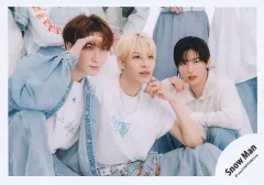 【中古】生写真(STARTO) Snow Man/ラウール・渡辺翔太・目黒蓮/横型・膝上/シングル「BREAKOUT / 君は僕のもの」MV＆ジャケ写オフショット/公式生写真