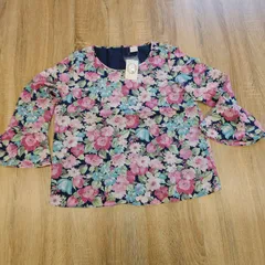 未使用品。Te chichi テチチ　トップス　ブラウス　花柄ネイビー。