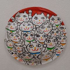 ハッピー招き猫　丸い一貫張りにアクリル絵の具　23×23cm　画家　小楠アキコ作品