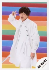 【中古】生写真(ジャニーズ) Kis-My-Ft2/玉森裕太/膝上・衣装白・右手ピース・口開け・左向き・背景レインボー/シングル「君、僕。」MV＆ジャケ写オフショット/公式生写真 