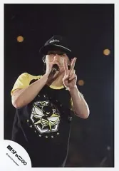 【中古】生写真(ジャニーズ) 関ジャニ∞/錦戸亮/ライブフォト・上半身・Tシャツ黒黄(ハチのイラスト)・左手ピース・背景紺/公式生写真