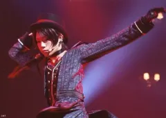 【中古】生写真(男性) 佐藤流司(加州清光)/ライブフォト・横型・上半身・衣装黒・赤・帽子・左手上げ・キャラクターショット・2Lサイズ/DVD・BD「ミュージカル『刀剣乱舞』 加州清光 単騎出陣2017」劇場予約特典舞台写真セットA