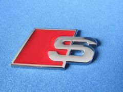 ●Audi アウディ sport S 仕様 メタル製 RED エンブレム 限定品！