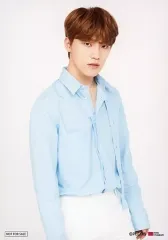 【中古】生写真(男性) SEVENTEEN/DINO(ディノ)/上半身・衣装水色白・体斜め右向き/「SEVENTEEN museum 2018」入場特典ブロマイド TYPE A