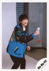 【中古】生写真(ジャニーズ) Kis-My-Ft2/宮田俊哉/膝上・衣装青.黒・右手けん玉・右向き/「Kis-My-Ft2 LIVE TOUR 2020 To-y2」グッズオフショット/公式生写真