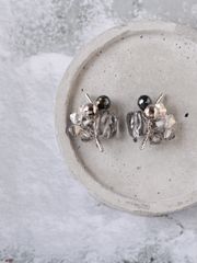 grain of light silver/gray