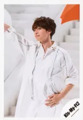 【中古】生写真(ジャニーズ) Kis-My-Ft2/玉森裕太/膝上・衣装白・右手上げ・左手腰・左向き・背景白/シングル「君、僕。」MV＆ジャケ写オフショット/公式生写真 