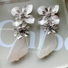 マットシルバーフラワー×三角パールビーズ×ピアスorイヤリング