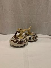 蛇をくわえて得意げな僕は神様　ペルーの置き物　オブジェ