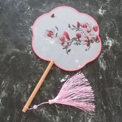 華流 中国風 布うちわ タッセル付き　蝶々　赤いお花　ピンク