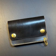 昭南本ヌメ 丘染めブラック（茶芯）ショートトラッカーウォレット 革財布