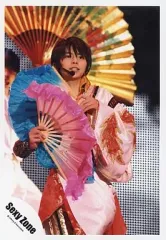 【中古】生写真(ジャニーズ) Sexy Zone/佐藤勝利/ライブフォト・膝上・衣装白・赤・右手ピンクの扇子・背景スクリーン・金色の扇子/公式生写真
