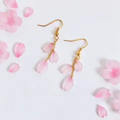 揺れる桜の花びら　ピアス／イヤリング