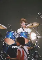 【中古】生写真(ジャニーズ) 関ジャニ∞/大倉忠義 /ライブフォト・上半身・青色ドラム・マイクスタンド・笑顔・手前にメンバー・枠無し/クリスマスパーティー限定公式生写真