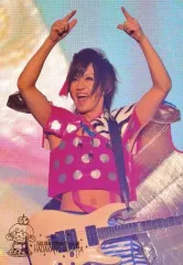 【中古】生写真(男性) ゴールデンボンバー/喜矢武豊/ライブフォト・膝上・衣装ピンク・青・水玉・両手上げ・人差し指立て・口開き・後ろスクリーン/「ゴールデンボンバー ホントに全国ツアー2013～裸の王様～」(2013.10.08 国立代々木競技場 第一体育館)