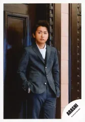 【中古】生写真(ジャニーズ) 嵐/大野智/膝上・衣装黒.グレー・両手ポケット・目線左・背景扉/『I’ll be there』PV＆ジャケ写撮影/公式生写真