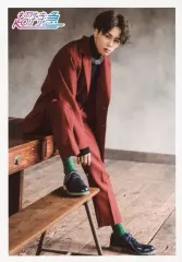 【中古】生写真(男性) 超特急/タクヤ(草川拓弥)/全身・座り・衣装赤・右足立て・右向き・背景グレー/「超特急 2017 SUMMER FES GOODS」生写真 第30弾