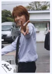 【中古】生写真(ジャニーズ) NEWS/手越祐也/屋外・左手ピース・上半身/公式生写真