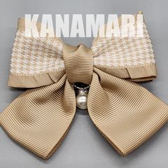 [103]千鳥模様のフリルリボンバレッタ（ベージュ系）、千鳥フリルリボン、38mmグログランリボン、ハンドメイド、パールのチャーム付き（シルバー）
